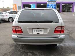 ワンオーナー 低走行27963km 。大切に保管されていたようで、塗装もピカピカです。