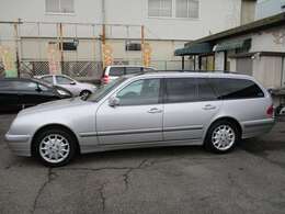 ベンツE240ステーションワゴン！！人気の後期タイプです。