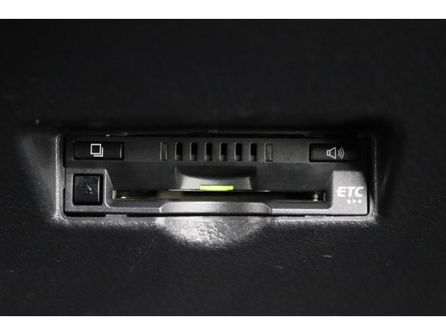 スッキリ装着されたビルトインタイプのETC！高速道路走行の料金所をノンストップで通過できます。※ ETCカードのお申し込みも当社にお任せ下さい！
