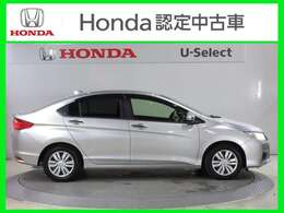 低く構えたフロントフェイスからテールエンドまで流れるような美しいフォルム、シャープで彫り深いキャラクターラインによって絞り込まれたキャビン、そして走りを予感させるダイナミックで力強いボディ。