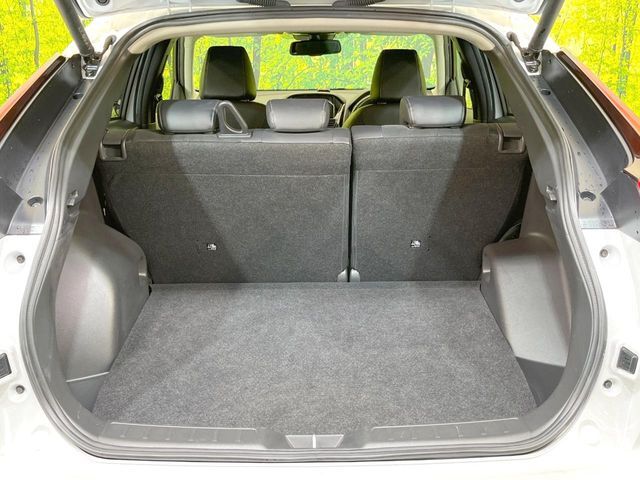 積み下ろしのしやすいデッキにはたっぷりと荷物を積み込んでいただけます。遊びから仕事まで、様々なシーンで頼れます♪