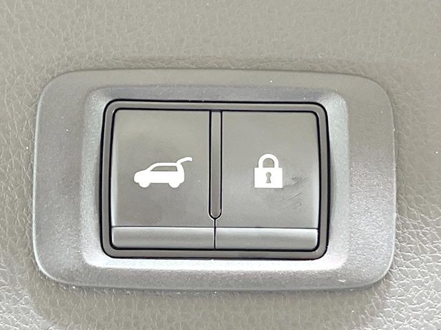 【パワーバックドア】スマートキーや運転席のボタンを押すだけでリアゲートが自動で開閉します！荷物を持っている時や、高い位置にあるバックドアを閉める際に便利な機能です♪