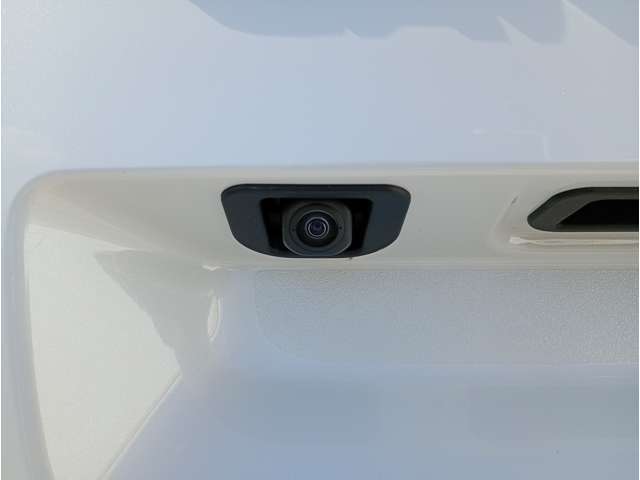 バックモニター完備しております！見えにくい後方をカバーしてくれます。目視が重要ですが、障害物がないか、人がいないかなど確認するのに便利です！車を守るためにも、人や物を守る為にもあって損ないです♪