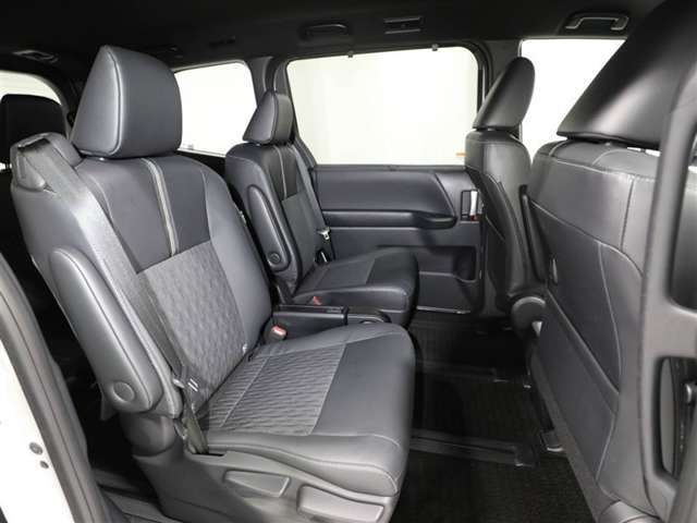 後席もゆとりあるスペースをしっかり確保しています。