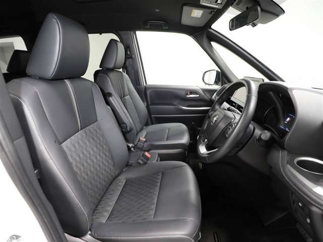 ゆったり室内で運転もしやすいです♪使い勝手の良い配置も考えられています！！