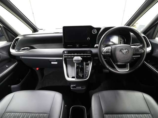 しっかりまとまった感のあるインパネ。各操作スイッチなども使いやすい位置に配置されていますよ。