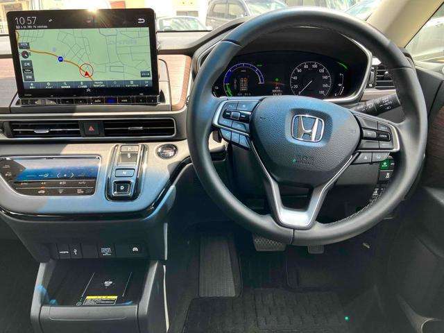 シンプルな運転席　運転は軽いハンドル回しで　軽快なドライブを楽しめます
