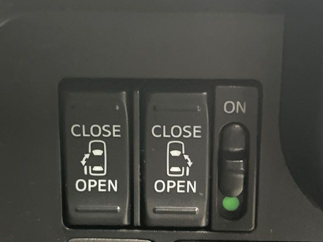【両側パワースライドドア】スマートキーや運転席のスイッチで後席両側スライドドアの開閉が可能♪電動だから力を入れてドアを開ける必要が無く、小さなお子様でも簡単に開け閉めでき快適です♪