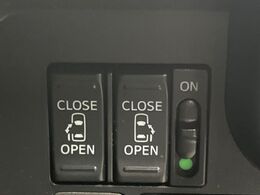 【両側パワースライドドア】スマートキーや運転席のスイッチで後席両側スライドドアの開閉が可能♪電動だから力を入れてドアを開ける必要が無く、小さなお子様でも簡単に開け閉めでき快適です♪