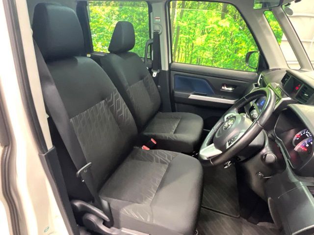 運転席まわりには十分なスペースがあり、大柄な方でもゆったり運転していただける環境です。