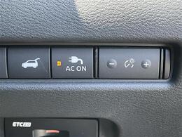 【エマージェンシーブレーキ】前方の状況をチェックし、車両や歩行者との衝突を回避したり、衝突による被害を低減するための技術です。