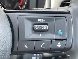 【エマージェンシーブレーキ】前方の状況をチェックし、車両や歩行者との衝突を回避したり、衝突による被害を低減するための技術です。