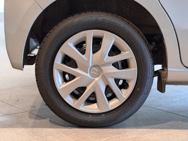 こちらのお車には【純正14インチフルホイールキャップ】を装着しております◎