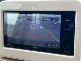 【バックカメラ】駐車時に後方がリアルタイム映像で確認できます。大型商業施設や立体駐車場での駐車時や、夜間のバック時に大活躍！運転スキルに関わらず、今や必須となった装備のひとつです！