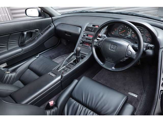 自動車保険のお取り扱いもございます。お客様に合ったプランを作成できるようお手伝いさせていただきます。詳細は担当スタッフまでお申し付けください。
