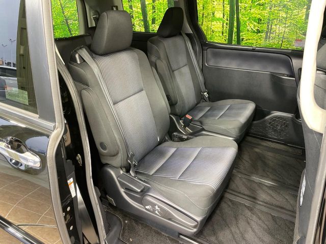 後部座席も気になるようなキズ・汚れやへたり等、大きなダメージはなく、良好な状態です。