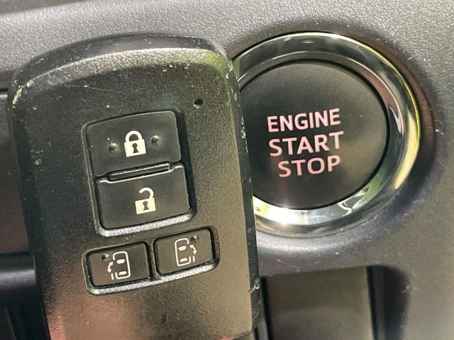 【スマートキー】カバンやポケットに入れたままでもドアの施錠・解錠が可能なスマートキーを装備。エンジンのオン・オフ時もカギを取り出す必要が無いからとっても便利です♪