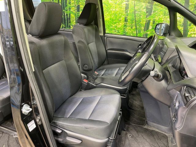 【スマートキー】カバンやポケットに入れたままでもドアの施錠・解錠が可能なスマートキーを装備。エンジンのオン・オフ時もカギを取り出す必要が無いからとっても便利です♪