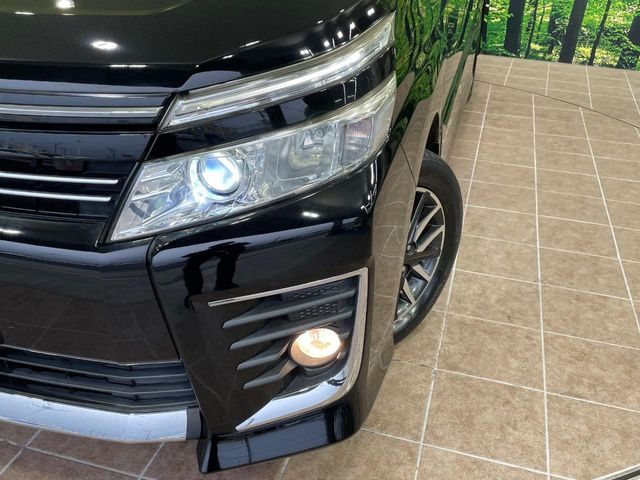 【LEDヘッドライト】悪天候や夜間走行時も良好な視界を確保し安心して運転できる高輝度LEDヘッドライトを装備！点灯速度が早く、消費電力も抑えられています。