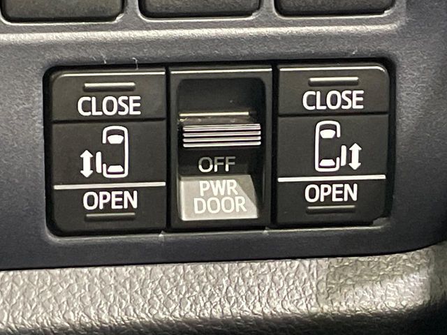 【両側スライドドア】駐車場で隣の車との間隔が狭く乗りにくい時、スライドドアなら安心！ドアオープン時も幅を取らず、開口部が広いので乗り降りがとっても簡単です。大きな荷物の出し入れも後席から可能♪