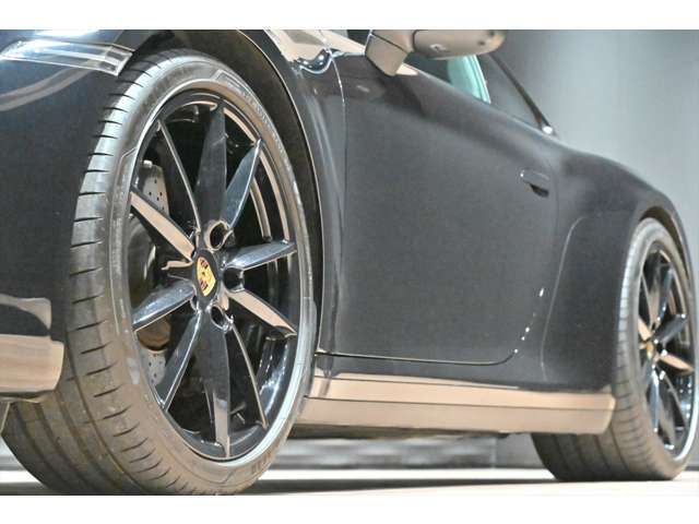 フロントタイヤサイズ【245/35R20】