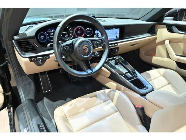 スポーティーな高級感あるインテリア♪シートやステアリング・パネル類の状態も良好です♪当店の展示車は全車クリーニング済みです。再度クリーニング後にご納車させて頂きます。