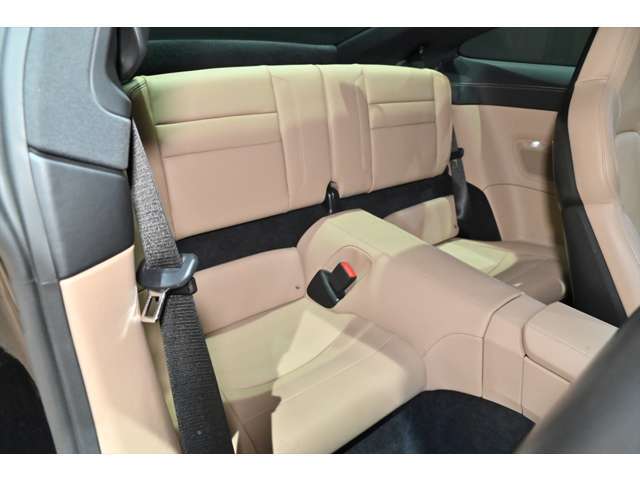 後部座席の状態良好です♪ご納車時再度ルームクリーニング後のお渡しとなります♪ピカピカにご納車致します！