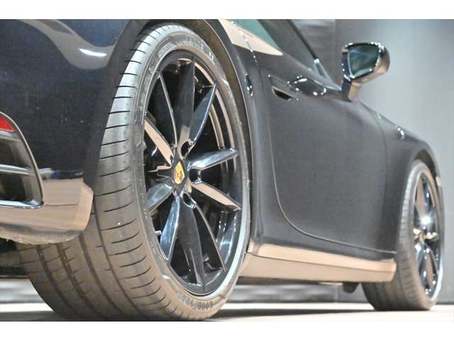 リアタイヤサイズ【305/30R21】