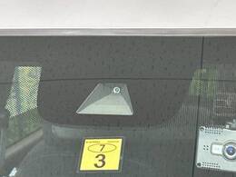 【ホンダセンシング】走行中に前方の車両等を認識し、衝突しそうな時は警報とブレーキで衝突回避と被害軽減をアシスト。より安全にドライブをお楽しみいただけます。