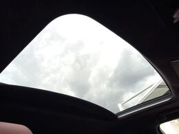 【ムーンルーフ】開放感たっぷりの希少装備、ムーンルーフが装着されています！車内に明かりを取り入れたり景色を楽しむ以外にも、車内の空気も簡単に換気できて快適です！