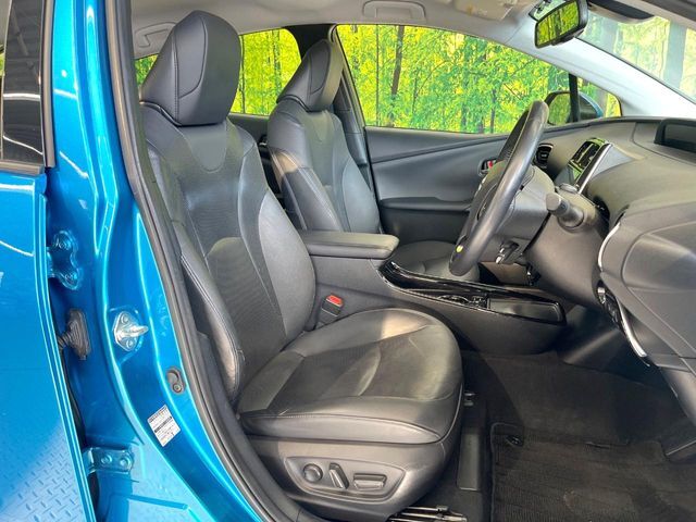 【黒革シート】上質な本革を使用し、高級感あふれる黒革シート。常に体に触れる部分だから、座り心地の良さにはこだわりたいですね♪汚れの付着や劣化を抑制する内装コーティング施工もおススメですよ♪