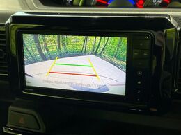 【バックカメラ】駐車時に後方がリアルタイム映像で確認できます。大型商業施設や立体駐車場での駐車時や、夜間のバック時に大活躍！運転スキルに関わらず、今や必須となった装備のひとつです！