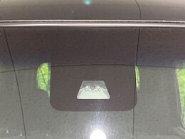 【スマートアシスト】走行中に前方の車両等を認識し、衝突しそうな時は警報とブレーキで衝突回避と被害軽減をアシスト。より安全にドライブをお楽しみいただけます。