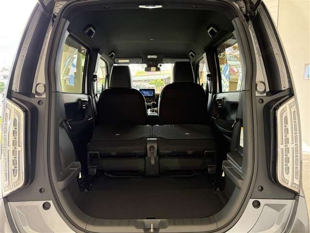 2列目シートを全て倒すことでさらに多くの荷物を積むことができます！シートは用途によって別々で倒すことができます！