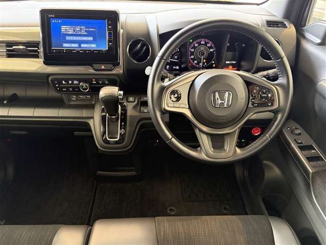 スタイリッシュなデザインのインパネ。各操作スイッチは使いやすい位置に配置されてます。