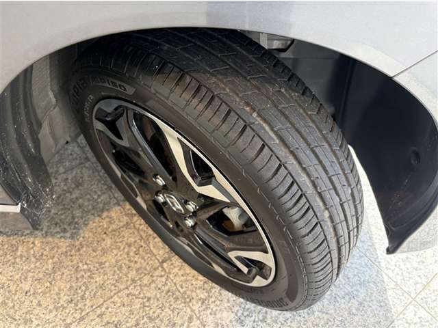 タイヤ溝は4mmです。