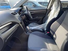 【助手席】きれいな助手席なので家族や友だちに乗ってもらっても安心です！新品のフロアマットのご注文も可能です。掲載箇所以外にご希望の写真がございましたらお気軽にお問い合わせ下さい。