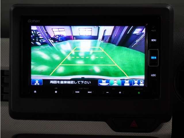 【バックカメラ】駐車が苦手な方でも安心してお乗りいただけます。リバース連動で画面が切り替わるのでとっても便利です。