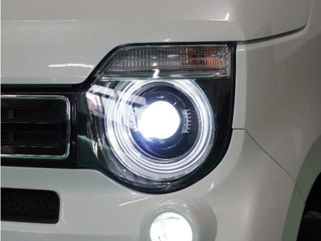 【ヘッドライト】省電力で長寿命の明るく運転しやすいLEDヘッドランプです。明るく照らすので暗い夜道からお客様を守ってくれます。