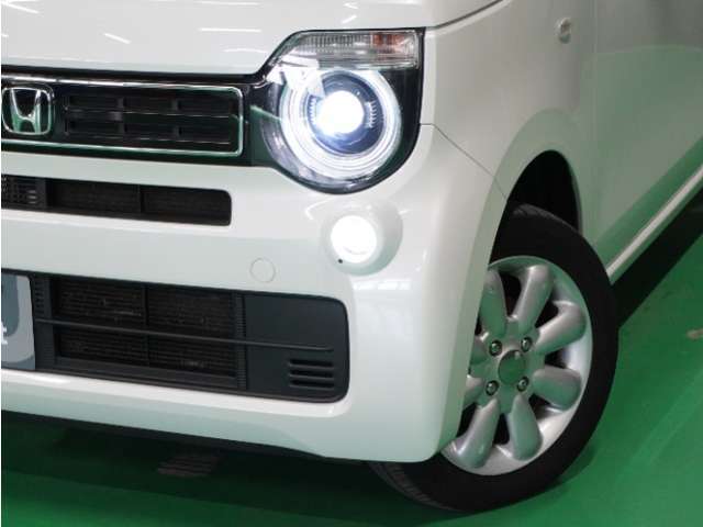 【ヘッドライト】省電力で長寿命の明るく運転しやすいLEDヘッドランプです。明るく照らすので暗い夜道からお客様を守ってくれます。