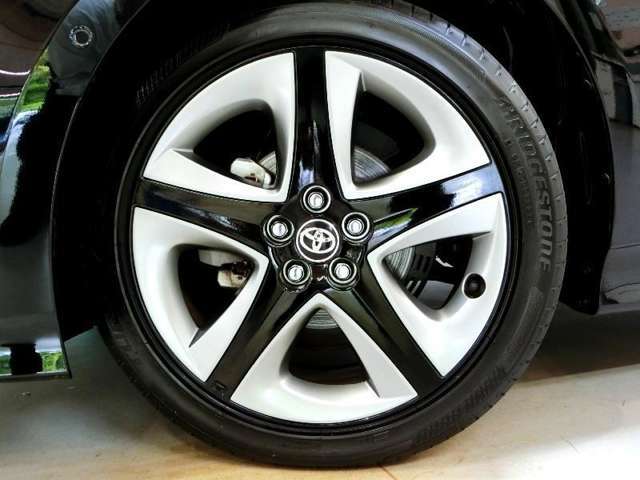 車のデザインにマッチした純正アルミホイール