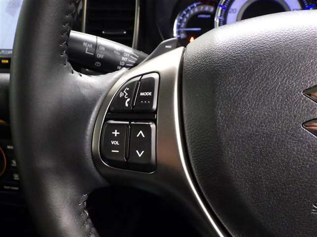 ステアリングスイッチ装備！運転しながら手元でオーディオの操作などができます。