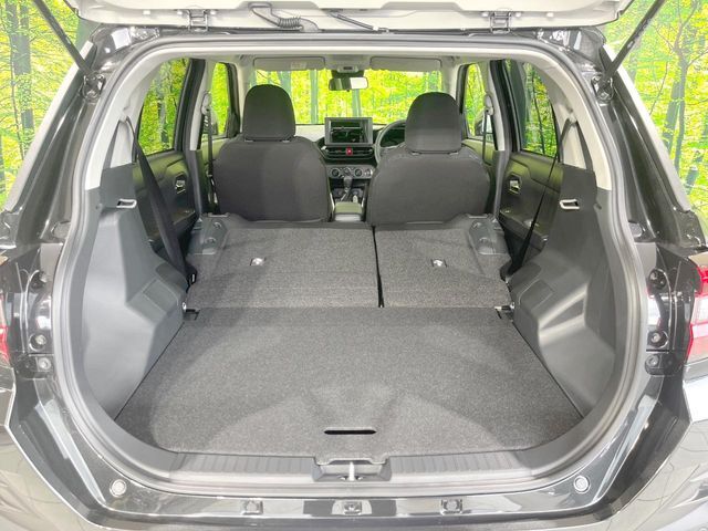 積み下ろしのしやすいデッキにはたっぷりと荷物を積み込んでいただけます。遊びから仕事まで、様々なシーンで頼れます♪