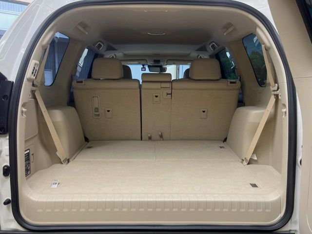 後席を格納すると、これだけの広さが！シーンに合わせたシートアレンジで、大きな荷物も積むことが出来ます♪