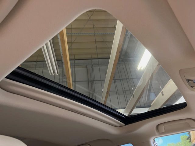【サンルーフ】開放感たっぷりの希少装備、サンルーフが装着されています！車内に明かりを取り入れたり景色を楽しむ以外にも、車内の空気も簡単に換気できて快適です！