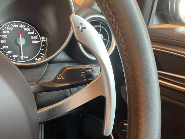 輸入車ディーラー採用のドライブレコーダーも選べます。万が一の事故の際のお守りとしていかがでしょうか？その他様々なオプションをご用意しております。