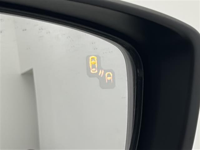 【ブラインドスポットモニター （BSM）】隣車線上の側方および後方から接近する車両を検知すると検知した側のドアミラーが点灯し、ウインカーを出すとインジケーターの点滅と警報音で警告する安全装置です！