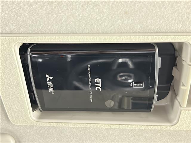 【ビルトインETC】スッキリ収納型、車のデザインと一体となった埋込み型タイプです。 配線も見えず、隙間も無いので運転席周りが洗練された空間になっています！