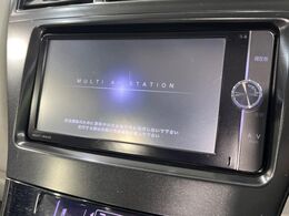 【純正ナビ】人気の純正ナビを装備しております。ナビの使いやすさはもちろん、オーディオ機能も充実！キャンプや旅行はもちろん、通勤や買い物など普段のドライブも楽しくなるはず♪