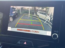 【バックカメラ】駐車時に後方がリアルタイム映像で確認できます。大型商業施設や立体駐車場での駐車時や、夜間のバック時に大活躍！運転スキルに関わらず、今や必須となった装備のひとつです！